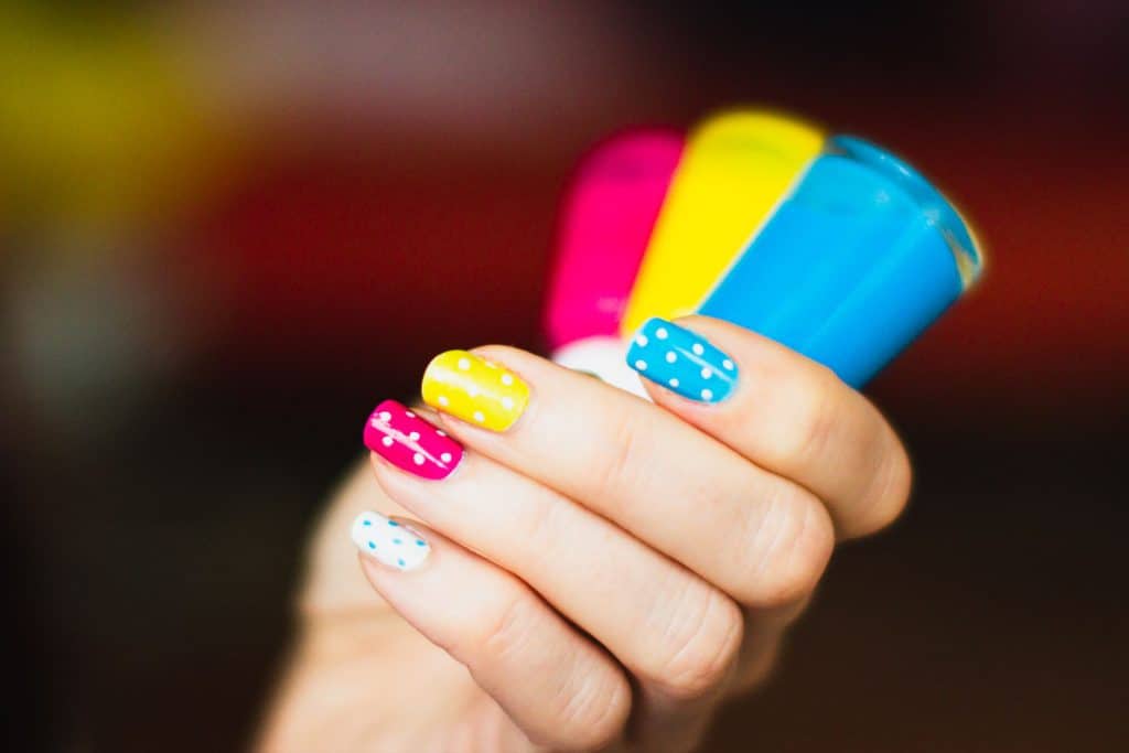 Vernis semi-permanent : quel impact réel sur la santé de l'ongle ?