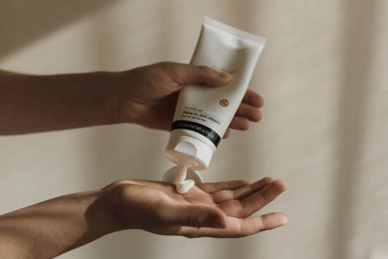 Eczéma des mains : comment il fragilise aussi les ongles