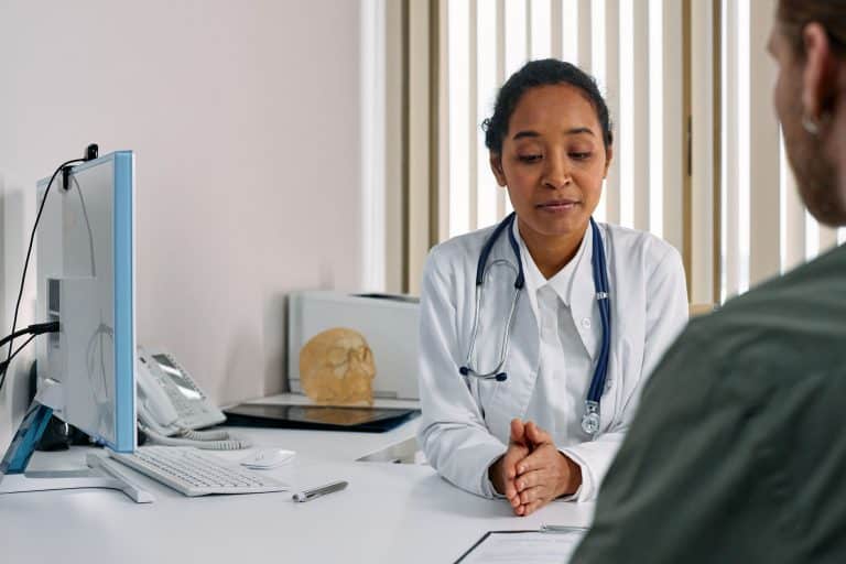 Généraliste, dermatologue ou podologue : qui consulter selon le symptôme ?