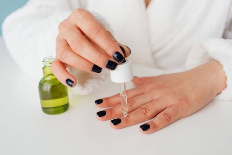 Pourquoi la pousse de vos ongles ralentit-elle avec l'âge ?