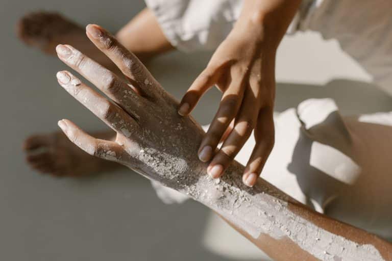 Bains d'ongles fortifiants : quelles recettes ont réellement un intérêt ?